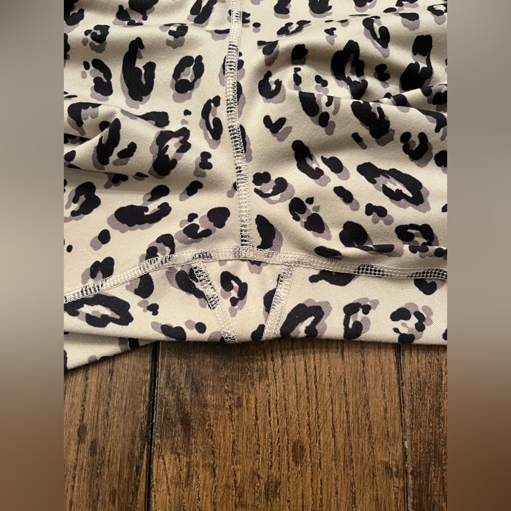Old Navy Active Elevate Cropped Leggings Sz L Cheetah 🐆 print EUC - Picture 6 of 6